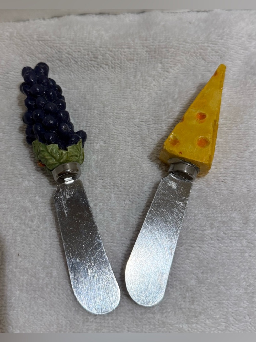 Cheese & Grape Spreader Knife Set - Yellow Cheese, Purple Grapes